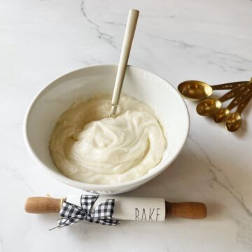 how to make easy cream cheese icing in a white bowl